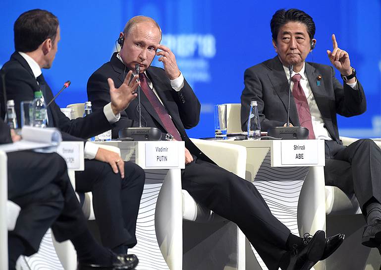 Слева направо: президент Франции Эмманюэль Макрон, президент России Владимир Путин и премьер-министр Японии Синдзо Абэ во время пленарного заседания