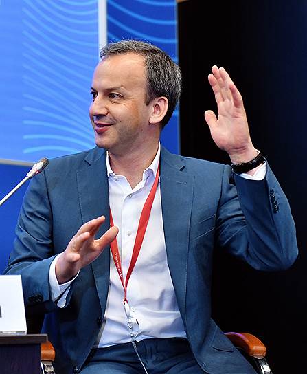 Бывший вице-премьер РФ Аркадий Дворкович во время панельной сессии «Цифровизация — двигатель роста и инклюзивного развития»