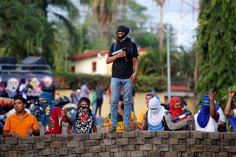 Протестующие против реформы системы социального страхования в Никарагуа на баррикадах в городе Леоне