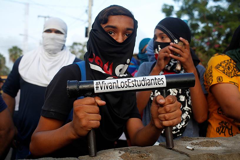 Участник антиправительственной акции в Никарагуа с самодельным минометом, на котором написано «Да здравствуют студенты» 