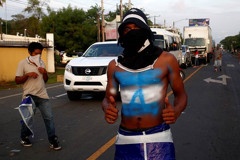 Участник антиправительственных выступлений с нарисованным на груди флагом Никарагуа