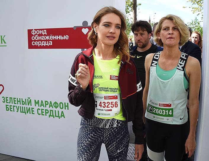 Основатель фонда «Обнаженные сердца» Наталья Водянова (слева) и основатель коммуникационного агентства PR Connection Agency Полина Киценко (справа) во время благотворительного «зеленого» марафона «Бегущие сердца» в Москве