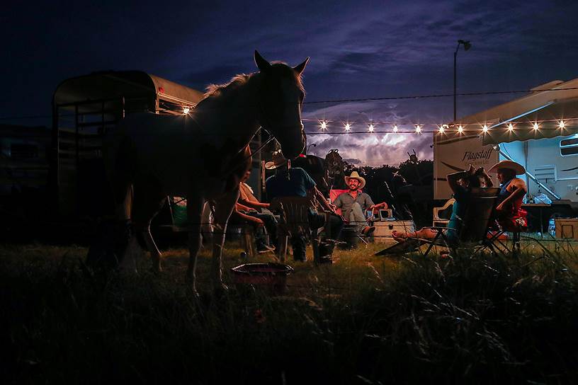 Техас, США. Ковбои в вечернем лагере