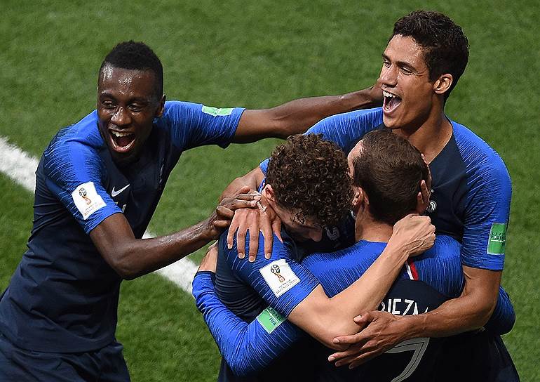 Игроки французской сборной отмечают гол