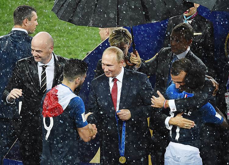 Слева направо: президент FIFA Джанни Инфантино, игрок сборной Франции Оливье Жиру, президент России Владимир Путин, президент Франции Эмманюэль Макрон и Усман Дембеле
