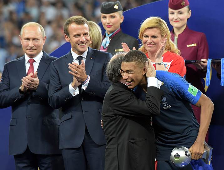 Слева направо: президент России Владимир Путин, президент Франции Эмманюэль Макрон, игрок сборной Франции Килиан Мбаппе и президент Хорватии Колинда Грабар-Китарович во время церемонии награждения