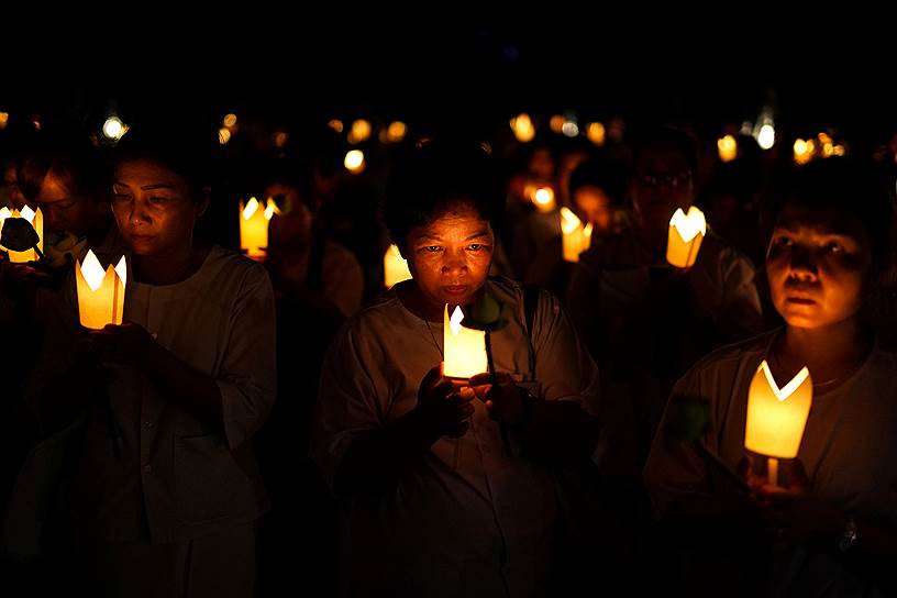 Чонбури, Таиланд. Буддисты отмечают Весак — праздник в честь рождения, просветления и смерти Гаутамы Будды

