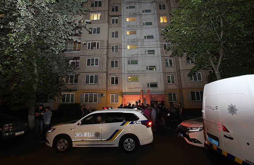 Машины полиции перед домом, где был застрелен Аркадий Бабченко