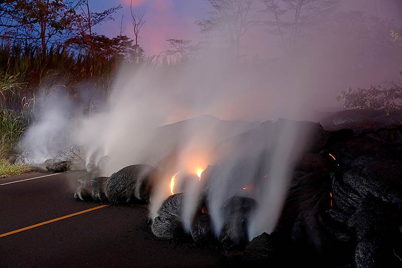 Пахоа, Гавайи. Вулканическая лава на шоссе