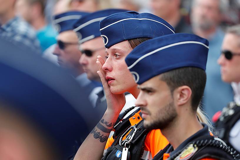 Льеж, Бельгия. Полицейские во время минуты молчания в память о двух погибших коллегах