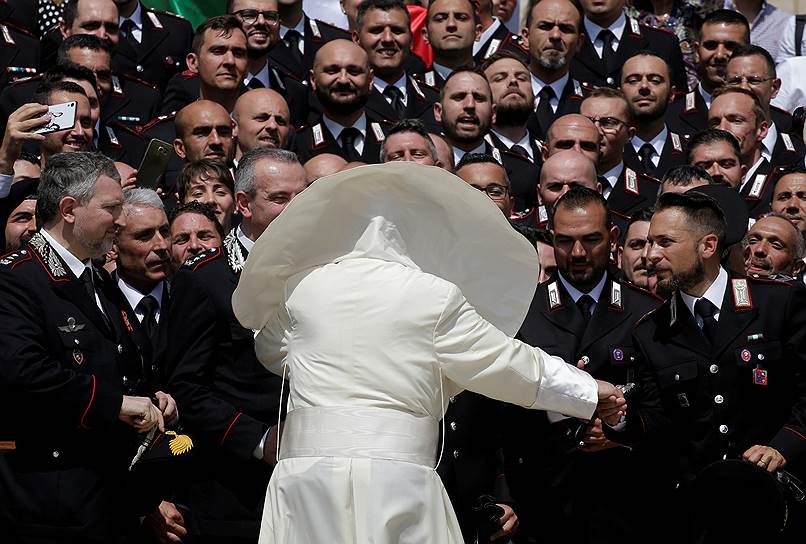 Ватикан. Папа римский приветствует карабинеров на площади Святого Петра
