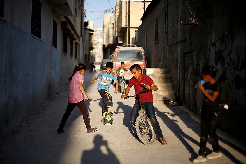 Амман, Иордания. Дети палестинских беженцев играют на улице