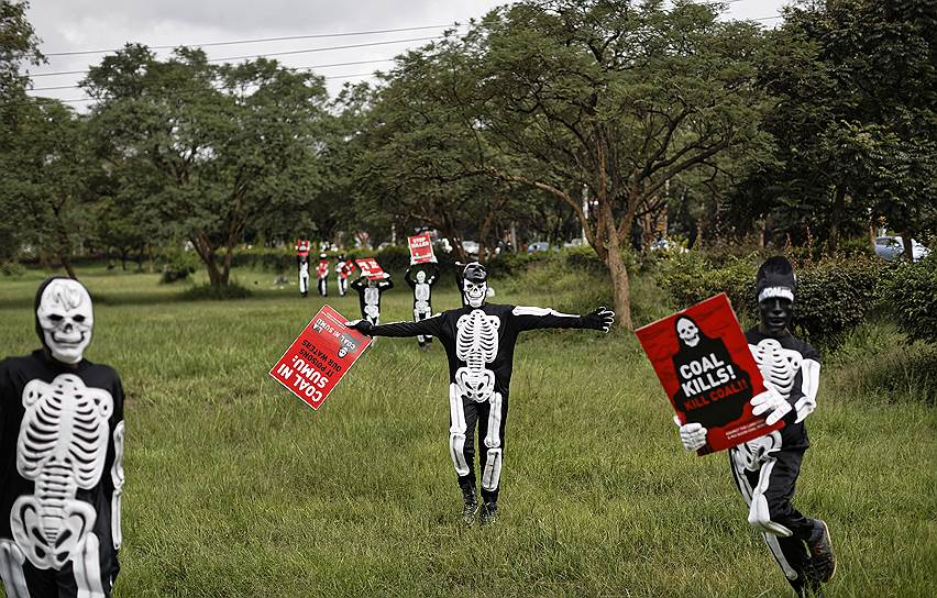 Найроби, Кения. Экоактивисты протестуют против открытия 
угольной электростанции в Ламу Каунти