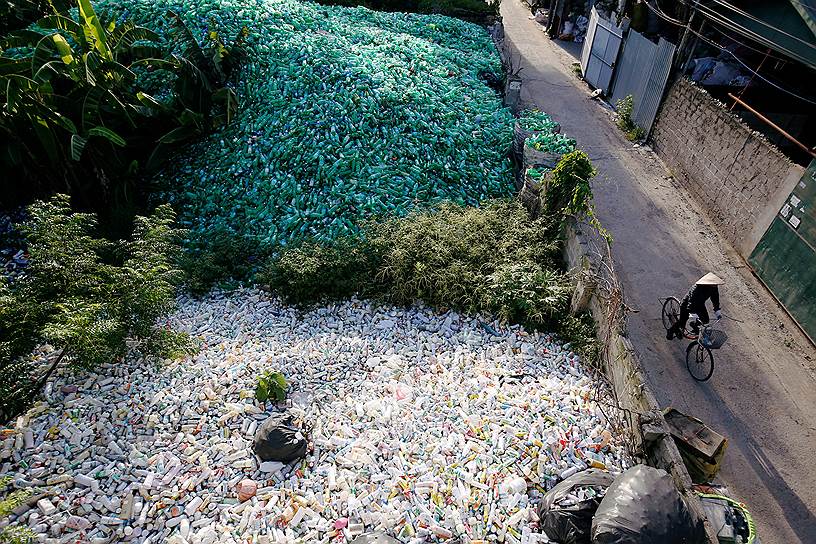 Пригород Ханоя, Вьетнам. Склад пластиковых бутылок, собранных на переработку