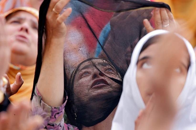 Сринагар, Индия. Женщины на демонстрации мусульманской реликвии — волоса из бороды пророка Мухаммеда