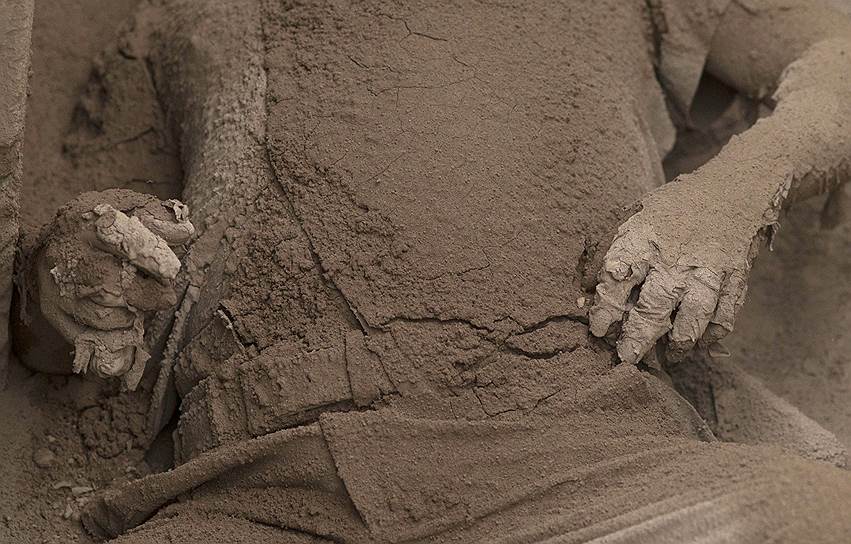 Тело погибшего во время извержения, покрытое вулканической пылью 