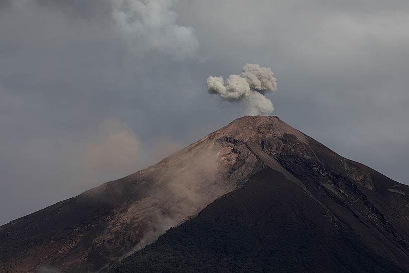 Вулкан Фуэго находится в нескольких десятках километров от столицы Гватемалы