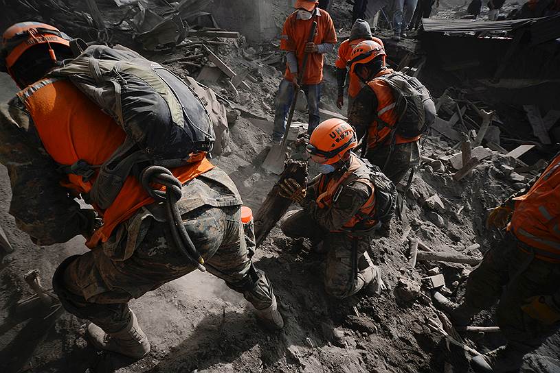 Гватемальские солдаты ликвидируют последствия извержения вулкана Фуэго