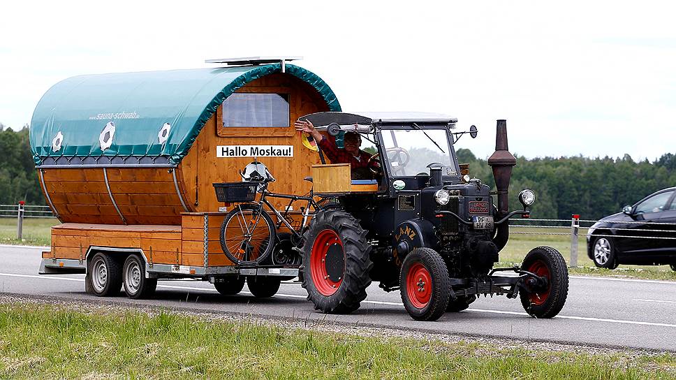 Поселок Ясень, Белоруссия. Болельщик из Германии едет на чемпионат мира по футболу на тракторе