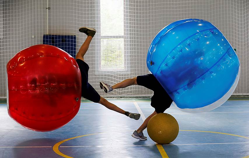 Москва, Россия. Школьники играют в бампербол -- игру в футбол в надувных шарах