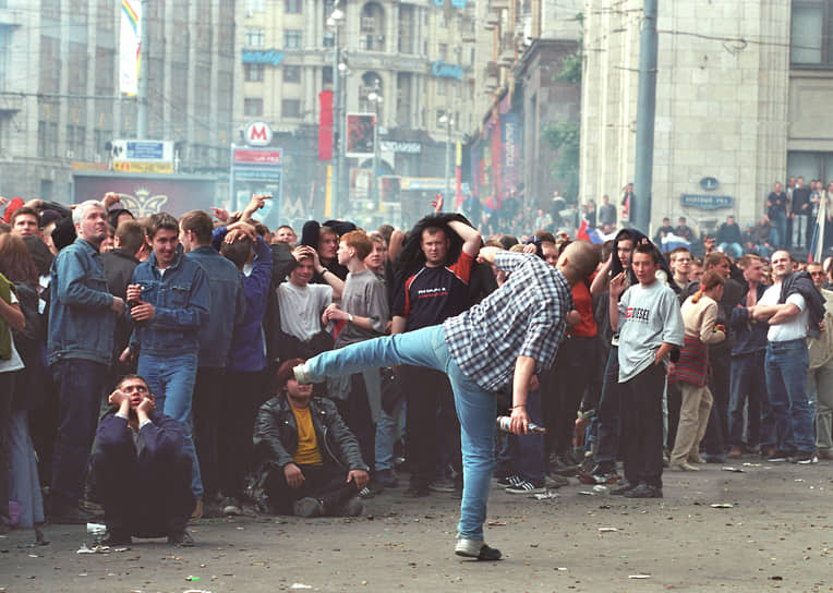 В июне 2002 года в Москве во время публичной трансляции матча между Россией и Японией фанаты устроили массовые беспорядки. Пострадали более ста человек, в том числе сотрудники правоохранительных органов. Один человек погиб. Были уничтожены несколько десятков машин, разбиты окна в здании Госдумы, Колонного зала, гостиницы «Москва»