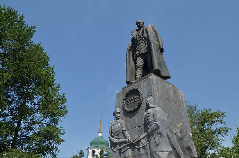 Памятник адмиралу Александру Колчаку в Иркутске