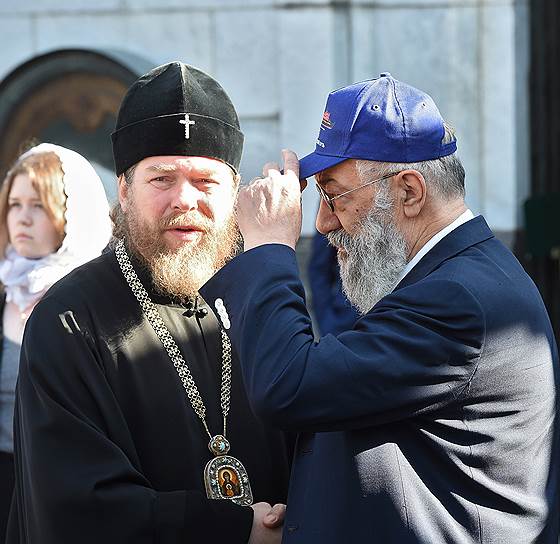 Председатель Патриаршего совета по культуре, митрополит Псковский и Порховский Тихон (слева) и член комитета Госдумы по международным делам Артур Чилингаров