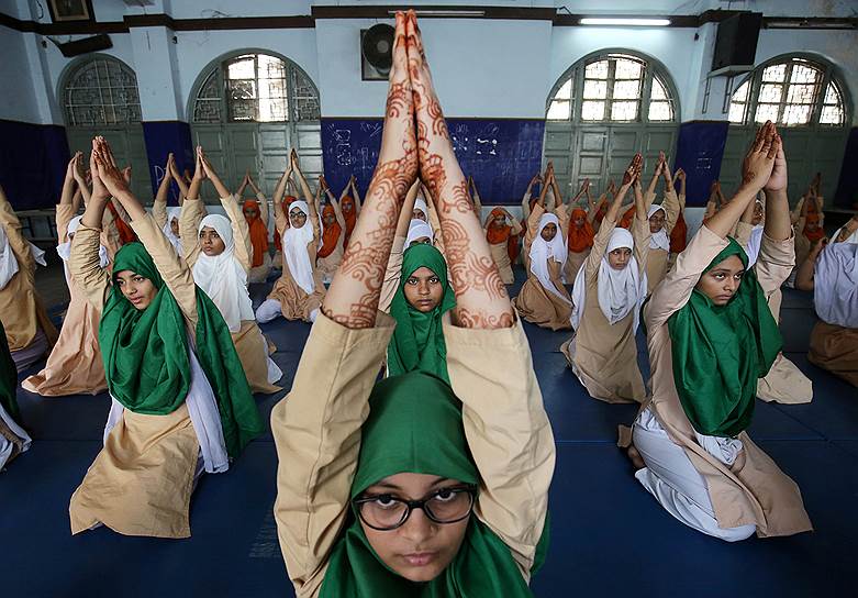 Ахмедабад, Индия. Мусульманские девушки на уроке йоги в школе