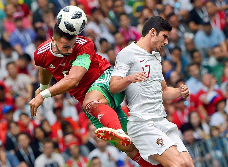 Матч между сборными командами Португалии и Марокко на стадионе «Лужники». Игрок сборной Португалии Гонсалу (справа) и игрок сборной Марокко Меди Бенатиа (слева)