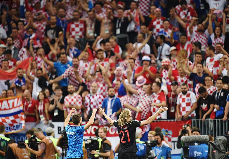 Игрок сборной Хорватии Домагой Вида (справа) после полуфинального матча с Англией на стадионе «Лужники».