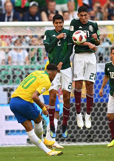 Игроки сборной Мексики Уго Айяла (слева) и Эдсон Альварес во время матча против сборной Англии