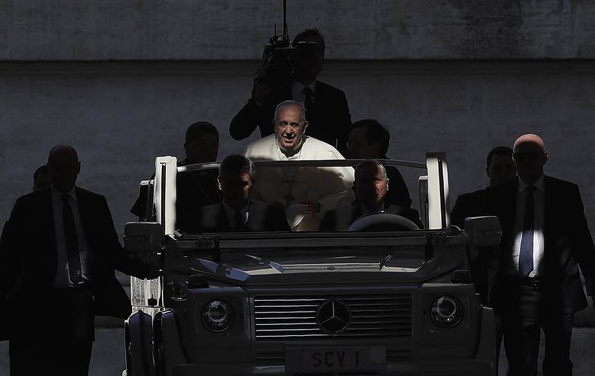 Площадь Святого Петра, Ватикан. Папа римский Франциск прибывает на еженедельную аудиенцию