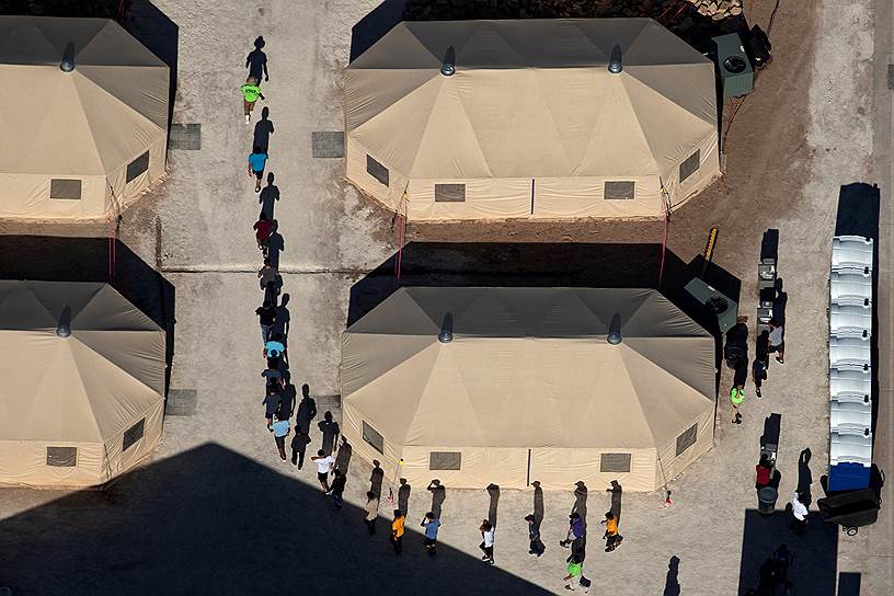 Торнильо, штат Техас (США). Дети мексиканских мигрантов следуют за сотрудником центра содержания под стражей