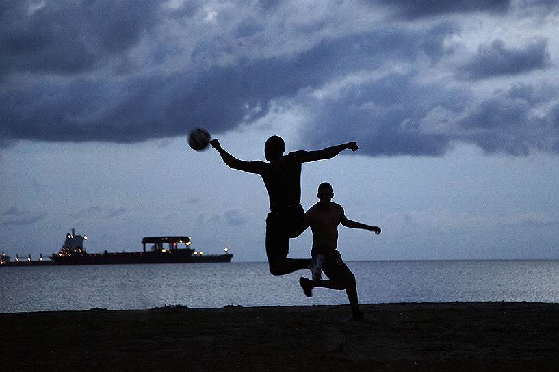 Пуэрто-Кортес, Гондурас. Военнослужащие играют в футбол на военно-морской базе

