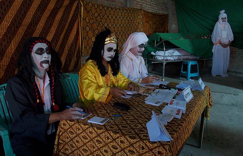 Рандусари, Индонезия. Члены избирательной комиссии, наряженные привидениями, на местных выборах