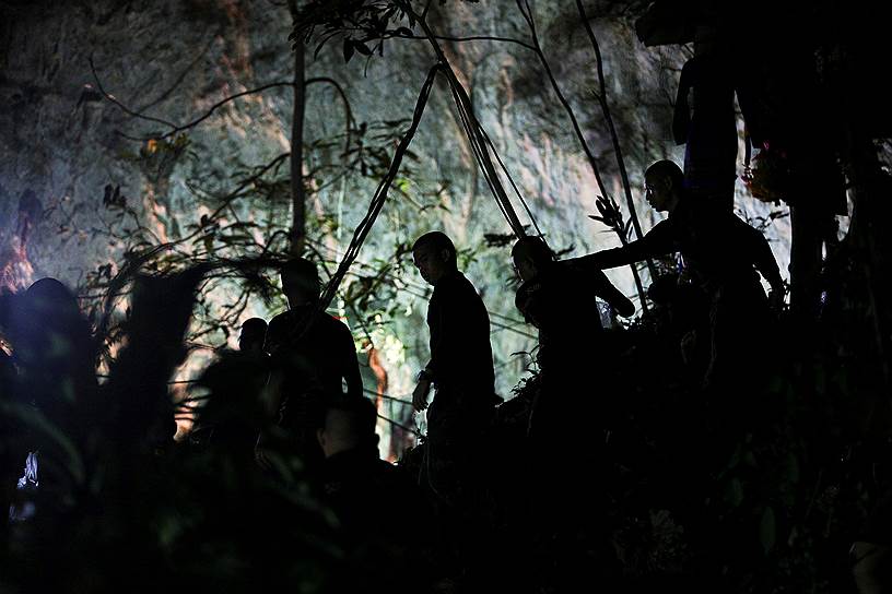 Чианграй, Таиланд. Спасательная операция около пещеры, в которой в заточении оказались 12 подростков-футболистов и их тренер
