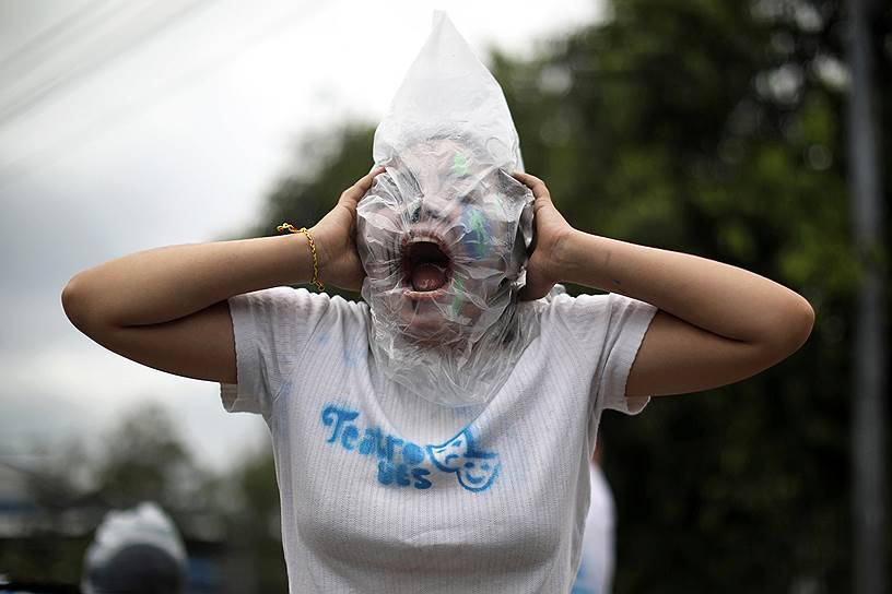 Сан-Сальвадор, Сальвадор. Участница акции протеста против приватизации воды