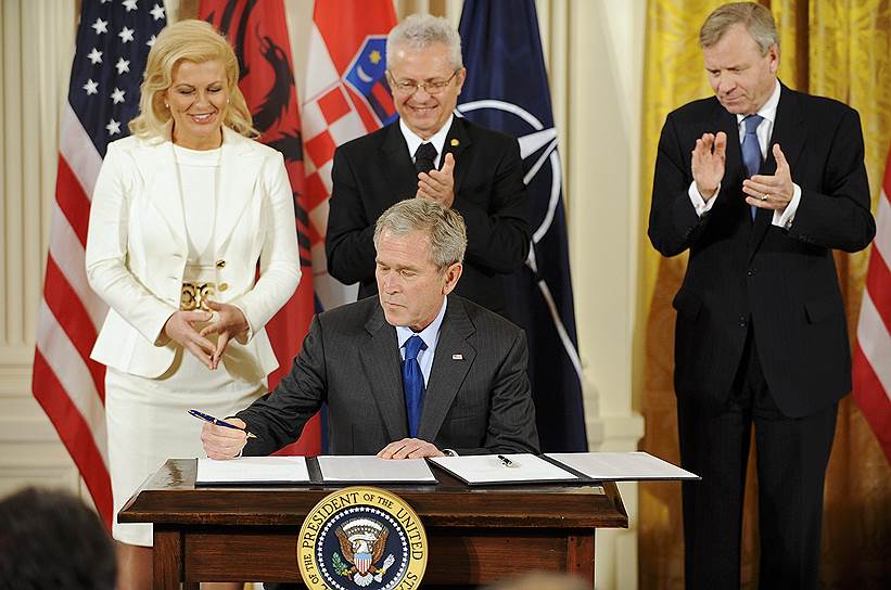 Слева направо: посол Хорватии в США Колинда Грабар-Китарович, президент США Джордж Буш-младший, посол Албании в США Александр Саллабанда и генсек НАТО Яаап де Хооп Схеффер. 2008 год 