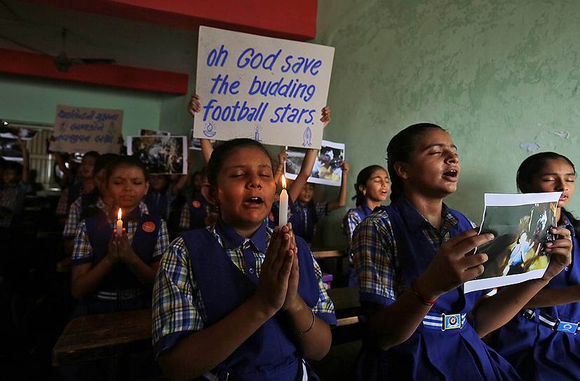 История тайских школьников вызвала широкий отклик по всему миру&lt;br>
На фото: за спасение своих сверстников молятся школьники из Индии