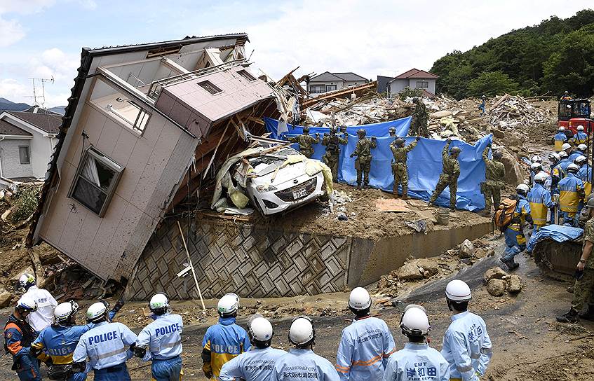 Кумано, Япония. Спасатели ищут пропавших без вести после наводнения