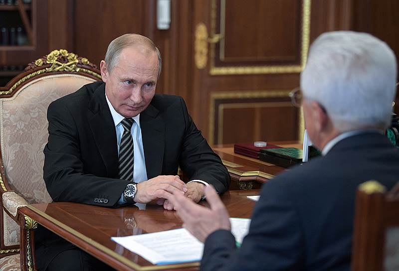 Президент России Владимир Путин (слева) и врио главы Дагестана Владимир Васильев