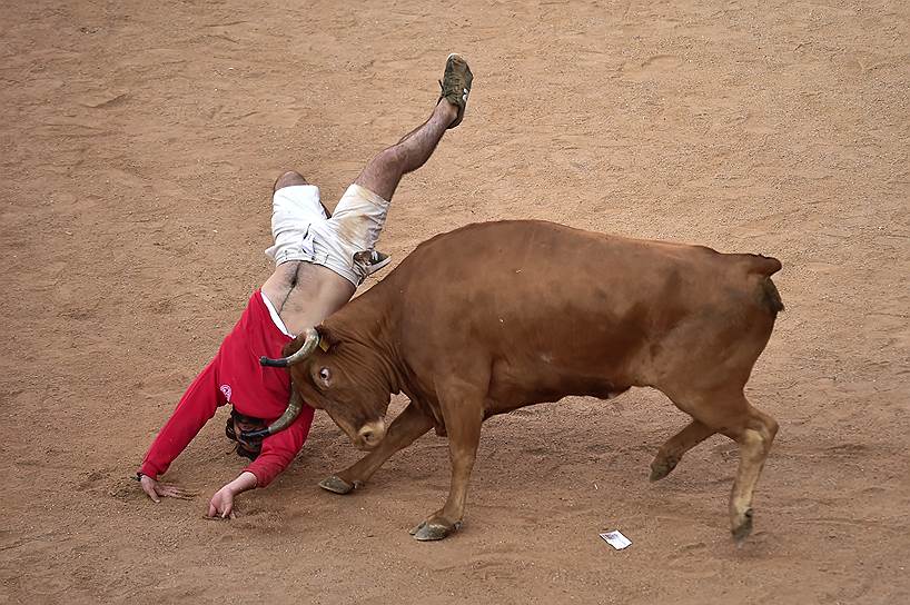 Памплона, Испания. Участник ежегодного фестиваля Сан-Фермин, в ходе которого проводятся забеги с быками