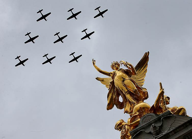 Мемориал Виктории, Лондон, Великобритания. Показательный полет в честь 100-летия создания Королевских военно-воздушных сил


