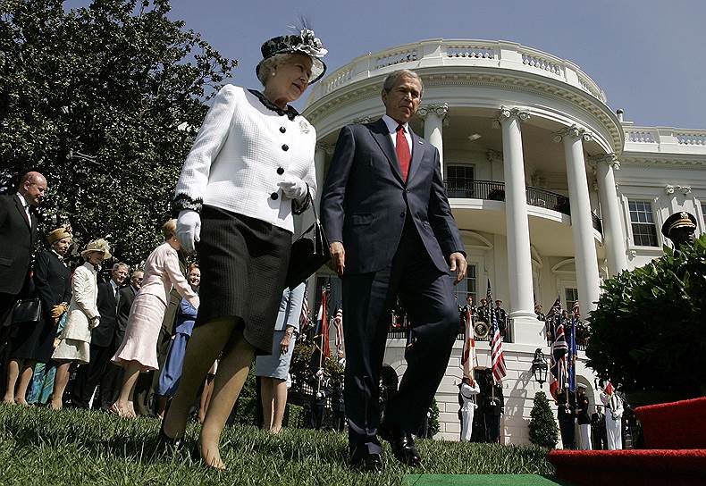 7 мая 2007 года. Елизавета II во время официального визита в США вместе с президентом Джорджем Бушем-младшим в Белом доме 