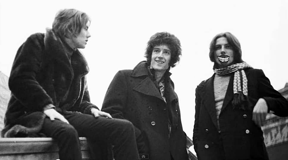 В 1970 году участники рок-группы Smile Брайан Мэй (в центре) и Роджер Тейлор (слева) пригласили своего знакомого Фарруха «Фредди» Булсару в коллектив. Попав в него, он придумал новое название — «Queen», разработал логотип из знаков зодиака музыкантов, а также взял псевдоним Фредди Меркьюри. В 1971 году в группе появился четвертый участник — им стал бас-гитарист Джон Дикон, продержавшийся в коллективе более 20 лет 