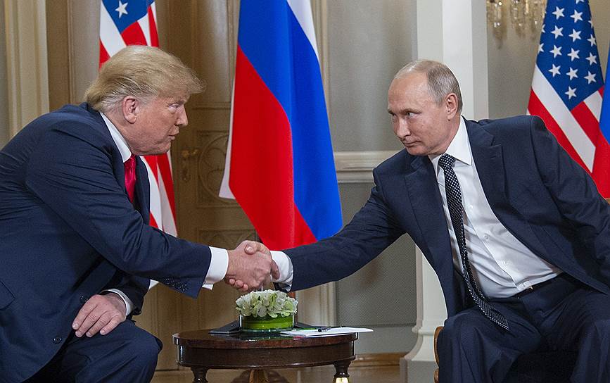 Президенты России и США Владимир Путин (справа) и Дональд Трамп