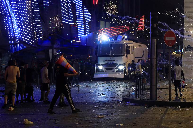 Полиция пытается справится с беспорядками в Париже, которые произошли после победы Франции в финале ЧМ-2018 по футболу 