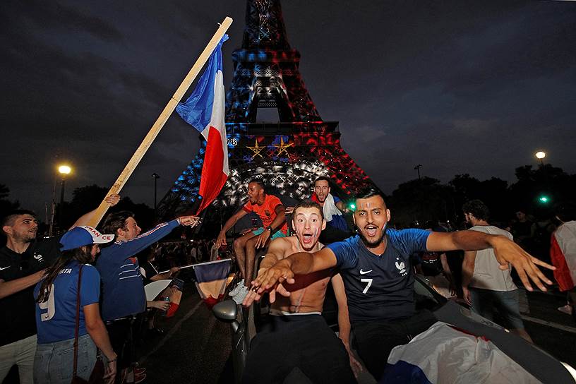 В честь победы сборной Франции Эйфелева башня окрасилась в цвета национального флага  