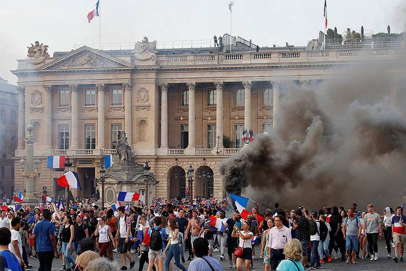 Торжества на площади Согласия в Париже
