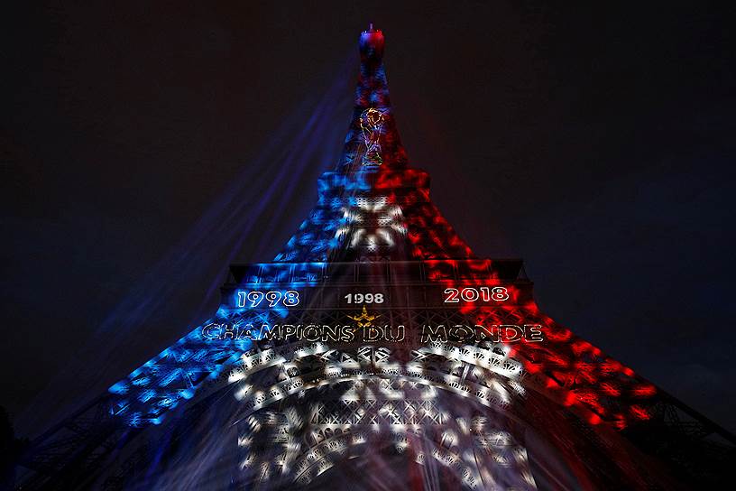 Эйфелева башня в цветах национального флага